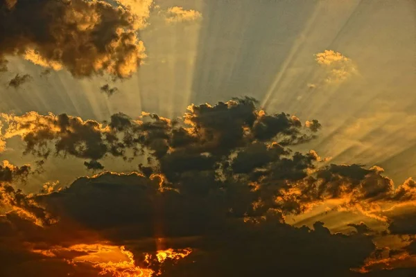 Rayos Del Sol Través Nubes Negras Cielo Azul — Foto de Stock