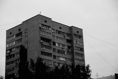 gökyüzüne karşı balkon ve pencereler ile büyük gri ev