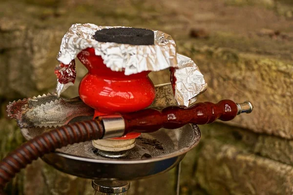 Parte Una Cachimba Con Una Pipa Marrón Una Taza Roja — Foto de Stock