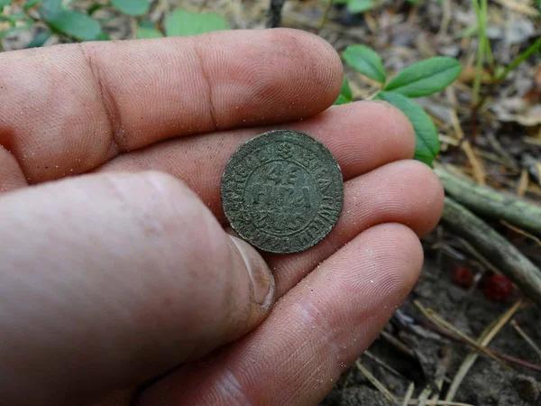 Руках Лежить Стара Брудна Мідна Монета — стокове фото