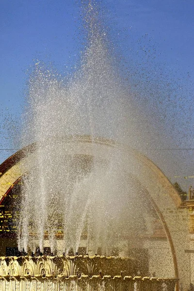 Drops Splashes Water City Fountain Sunny Day — Stock Photo, Image