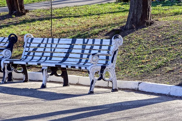 Bir Bahar Parkında Çizgili Ahşap Banklar — Stok fotoğraf