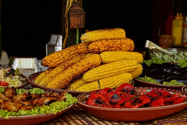 Grão Frito Amarelo Uma Chapa Está Uma Mesa Com Outros — Fotografia de Stock