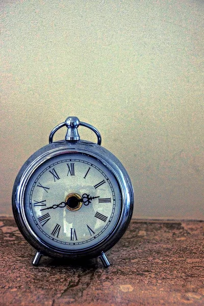 Relógio Alarme Cinza Redondo Perto Parede — Fotografia de Stock