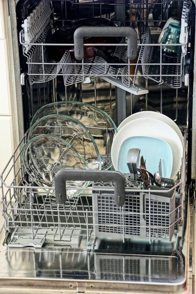 开放式洗碗机 厨房配有餐具 — 图库照片