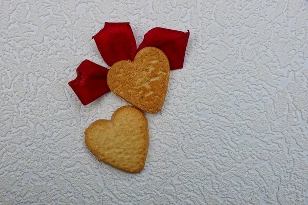 Dos Corazones Hechos Galletas Con Pétalos Rosa — Foto de Stock