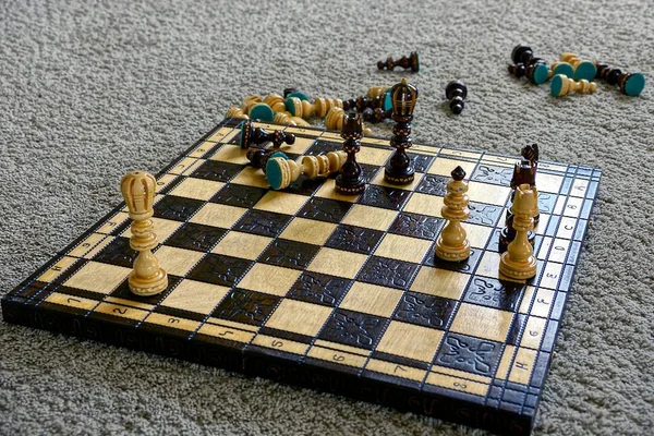 Échiquier Avec Échecs Sur Tapis Laine Grise — Photo