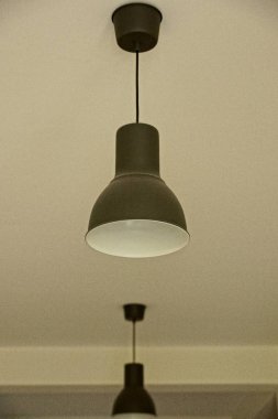 odada gri tavan üzerinde siyah metal avize