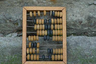 kahverengi eski ahşap banknotlar gri beton duvara karşı durmak