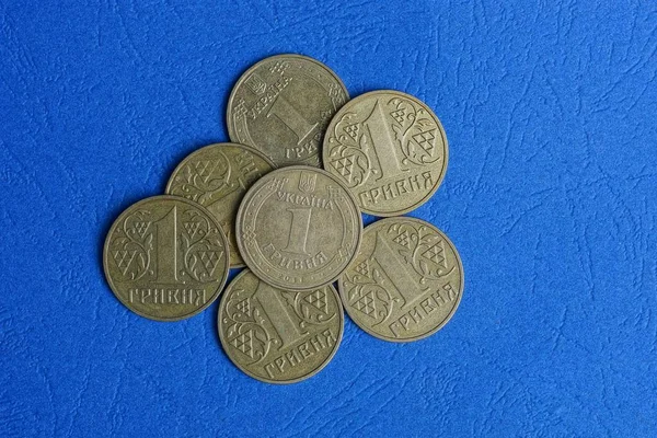 Hög Med Gula Ukrainska Mynt Ligger Ett Blått Bord — Stockfoto