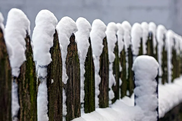 Oude Grijze Houten Hek Planken Witte Sneeuw Straat — Stockfoto