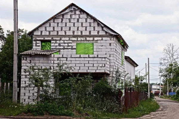 Ladrillo Blanco Casa Inacabada Sitio Construcción Vegetación Verde —  Fotos de Stock