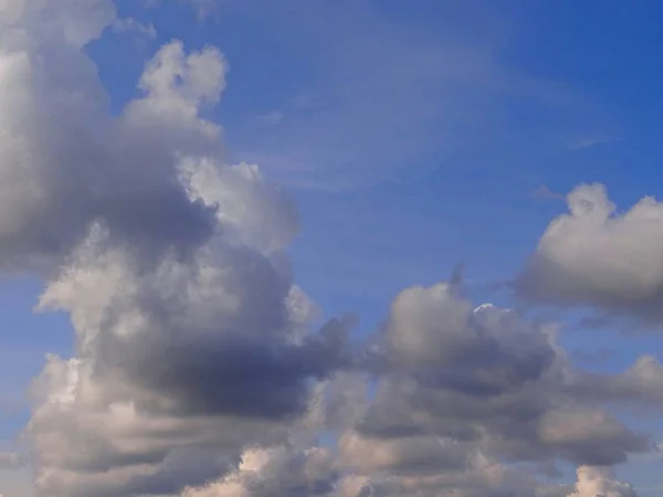 Weiße Flauschige Wolken Blauen Himmel — Stockfoto