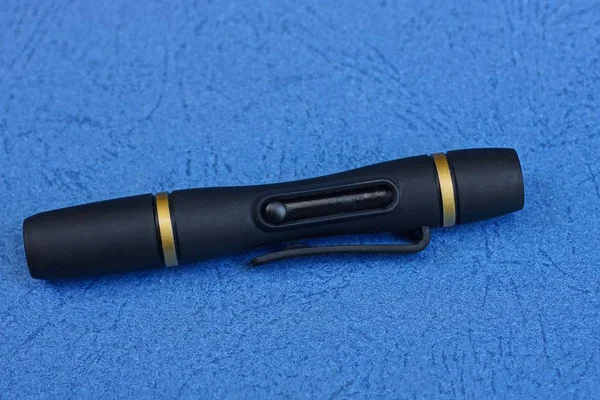 Bir Siyah Uzun Temizleme Kalemi Mavi Bir Masa Üzerinde Yatıyor — Stok fotoğraf