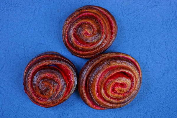 Três Tortas Redondas Marrons Com Engarrafamento Vermelho Estão Uma Mesa — Fotografia de Stock