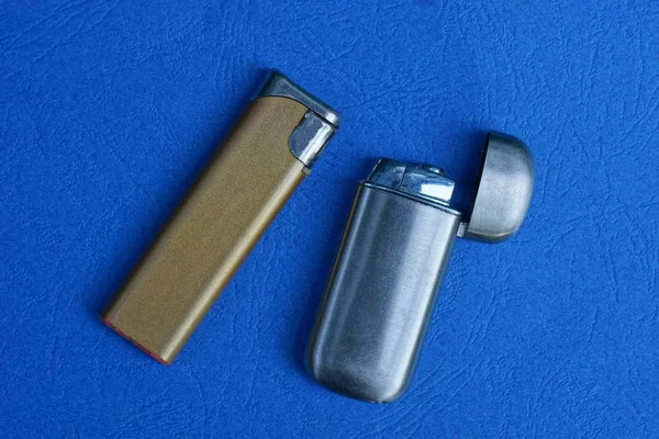 Set Aus Zwei Alten Feuerzeugen Aus Metall Auf Einem Blauen — Stockfoto