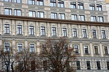 gökyüzü arka planda pencereleri ile yüksek gri evin bir parçası