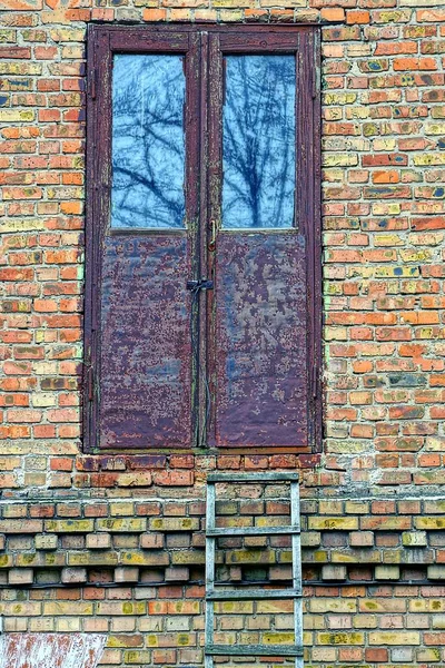Brown Wooden Door Stelo Brick Wall Staircase — Stock Photo, Image