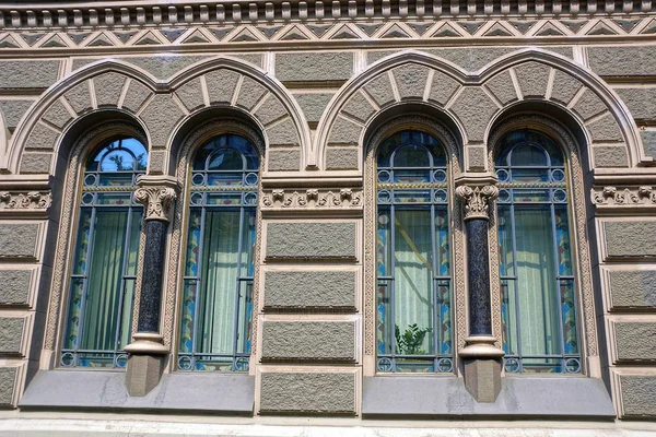 Vieilles Belles Fenêtres Sur Mur Pierre Grise — Photo
