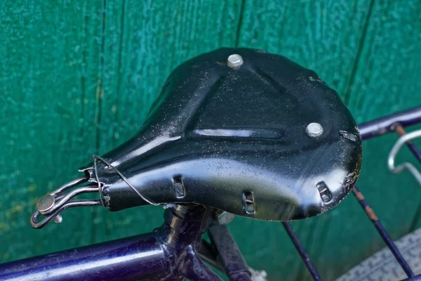 Partie Vélo Avec Une Vieille Selle Métal Noir Contre Mur — Photo