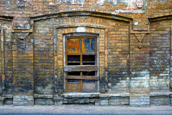 Das Alte Zerbrochene Vernagelte Fenster Der Ziegelwand — Stockfoto