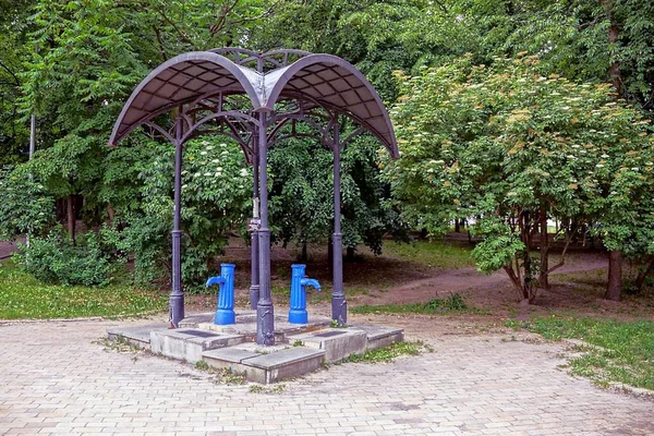Otwarta Altanka Niebieską Kolumną Wodną Parku — Zdjęcie stockowe