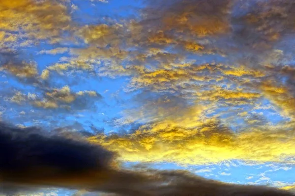 Puesta Sol Nocturna Con Nubes Grises Amarillas Cielo Azul — Foto de Stock