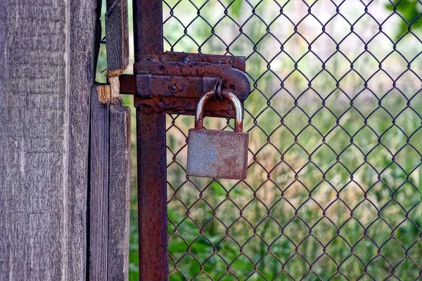 Old Hanging Lock Gate Fence Iron Mesh — Stock Photo, Image