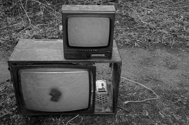 Sokakta eski kırık tvler