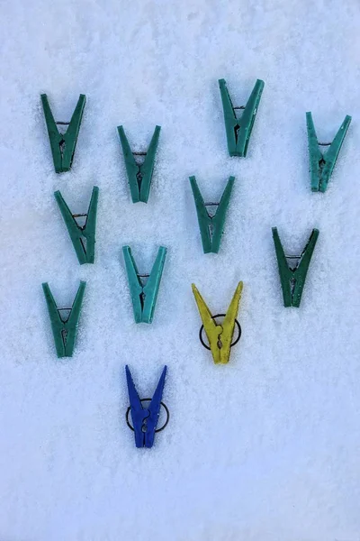 Set Van Gekleurde Wasknijpers Van Plastic Liggend Witte Sneeuw — Stockfoto
