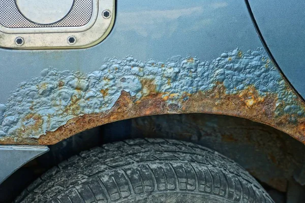 Része Egy Régi Kék Autót Egy Rozsdás Szárny Egy Szürke — Stock Fotó