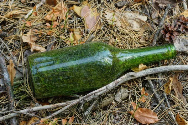 Sopor Från Grön Glas Flaska Grå Torr Vegetation — Stockfoto