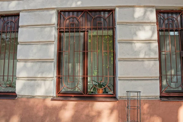 Trois Vieilles Fenêtres Brunes Derrière Les Barreaux Sur Mur Béton — Photo