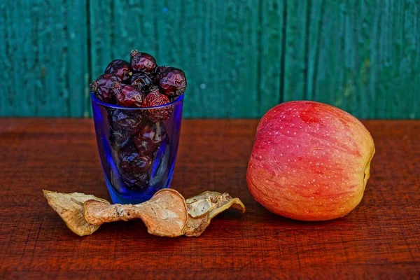Frische Und Trockene Früchte Glas Und Auf Dem Tisch — Stockfoto