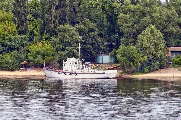 Ein Weißes Schiff Steht Ufer Des Flusses — Stockfoto