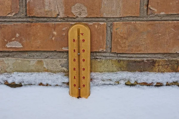 Brązowy Termometr Pobliżu Muru Ceglanego Snowdrift — Zdjęcie stockowe