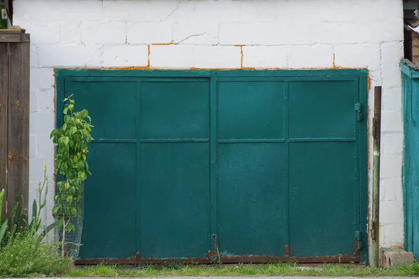 Garage Brique Avec Une Porte Verte Vitrée Dans Rue — Photo