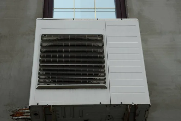 Grande Ventilador Branco Uma Parede Concreto Cinza Com Uma Janela — Fotografia de Stock