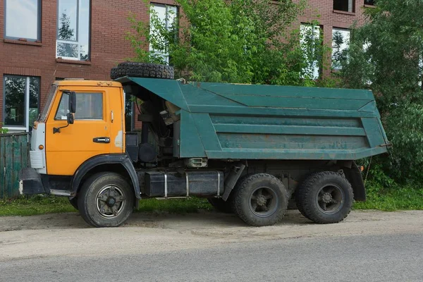 Een Grote Oude Kleur Truck Staat Stoep Weg — Stockfoto