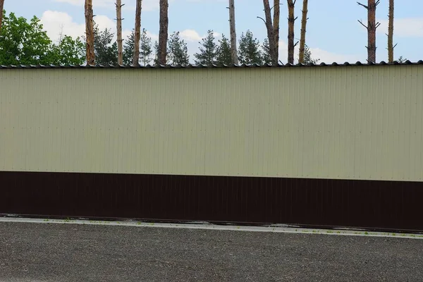 路边一座建筑物的灰棕色塑料长墙 — 图库照片