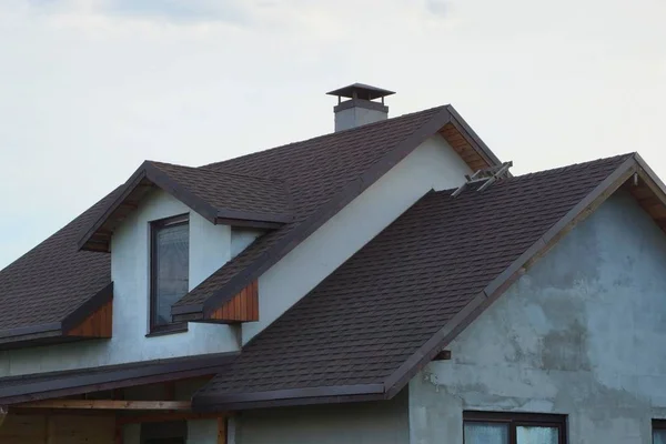 窓のある大きな民家の屋根裏の茶色の屋根 — ストック写真