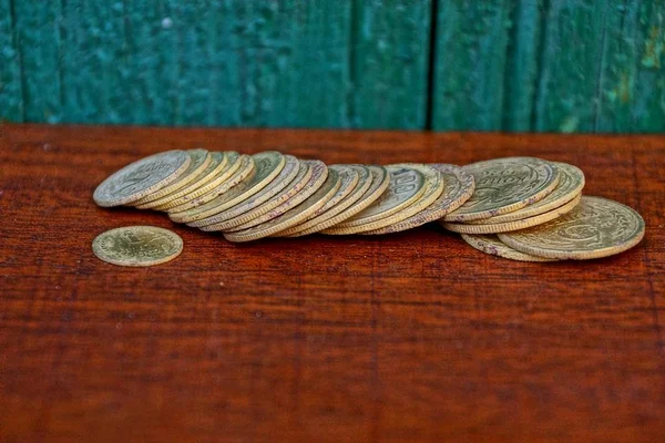 Куча Старых Желтых Советских Монет Красном Столе Зеленой Стены — стоковое фото