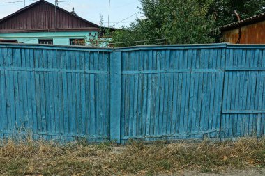 çim mavi ahşap rustik kapı açık havada