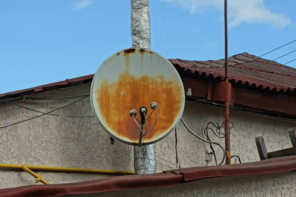 Uma Velha Antena Parabólica Enferrujada Parede Uma Casa Contra Céu — Fotografia de Stock