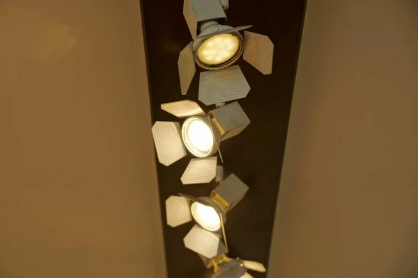 房间里棕色天花板上的三个发光灯泡 — 图库照片