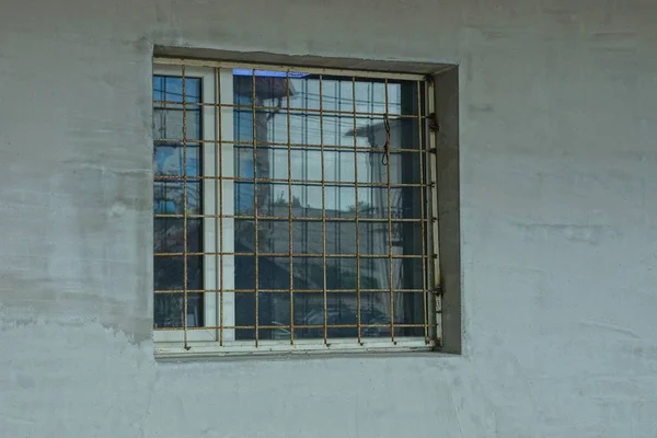 Una Ventana Cuadrada Blanca Detrás Una Barra Hierro Una Pared — Foto de Stock