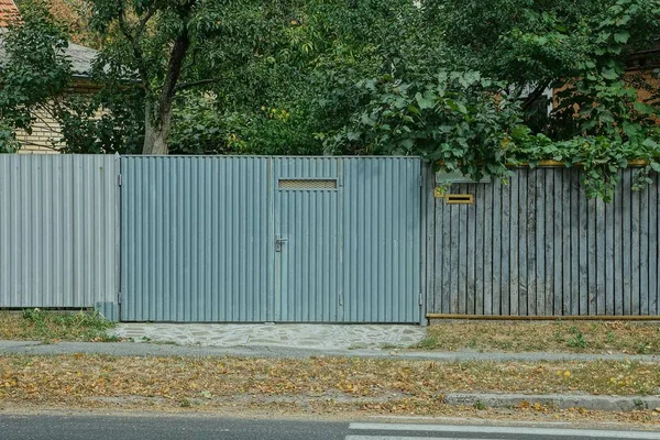 Cancello Metallo Grigio Con Vegetazione Verde Sulla Strada — Foto Stock