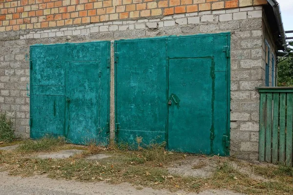 Gevel Van Een Grijze Bakstenen Garage Met Twee Ijzeren Groene — Stockfoto
