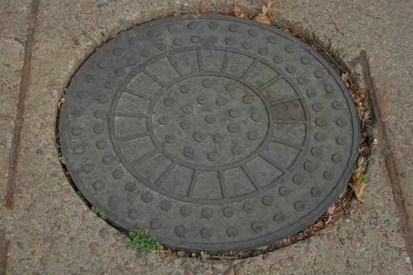 Trou Homme Fer Rond Gris Posé Sur Route Béton — Photo