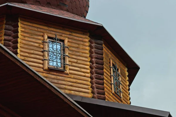 Brun Trävägg Gjord Stockar Med Fönster Gammal Byggnad Mot Himlen — Stockfoto